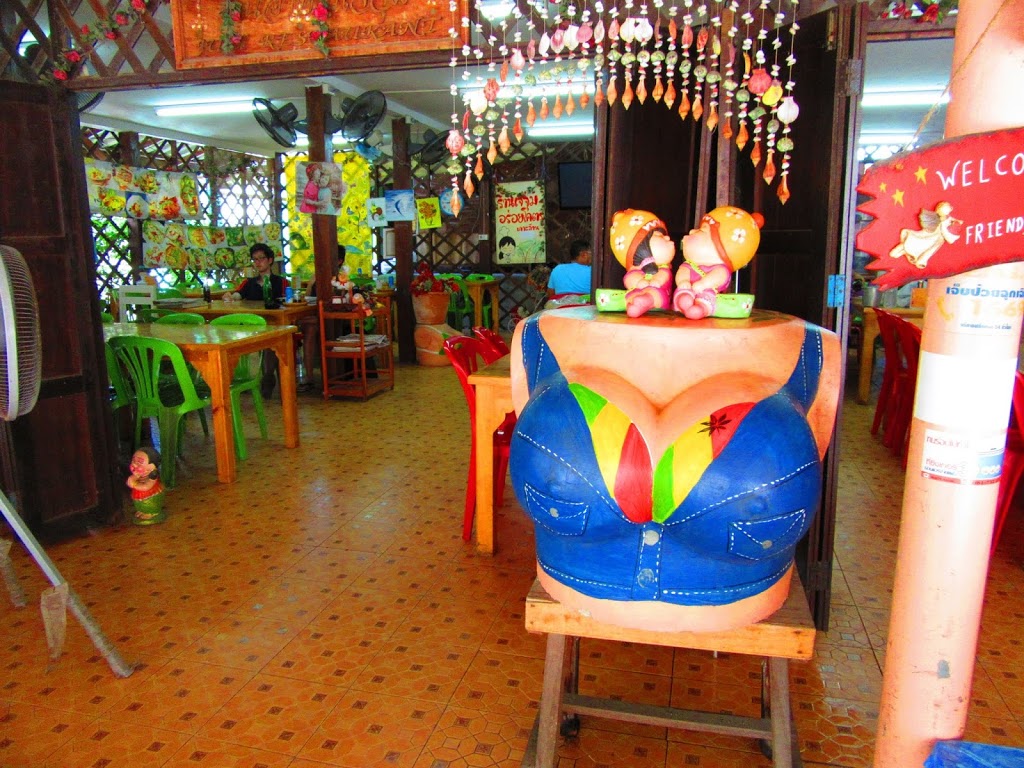 タイ ラーン島のローカルな食堂 ジェー ジュム コ ラーン でランチ El Mundo