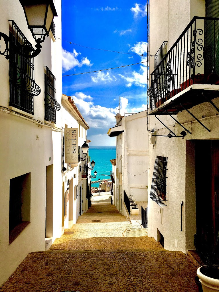 スペイン 地中海に面した美しい 白い街 アルテアを歩く El Mundo